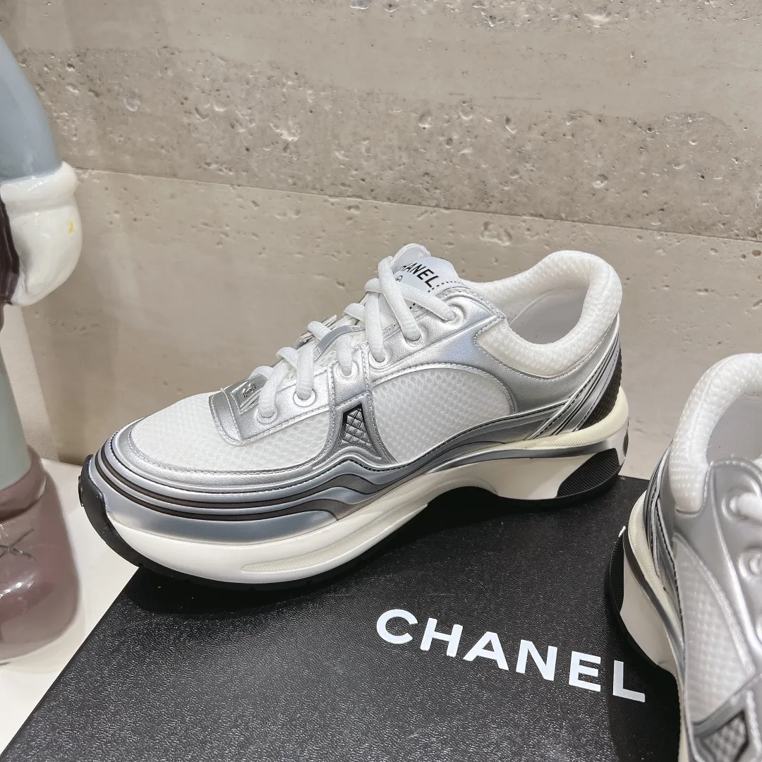 👟👟Ex-factory price 640👟👟 Chanel Chanel 24C Early Spring Resort Series Xiaoxiang Metal Casual Sports Shoes Gold Silver Horn King The latest foreign catwalk series Chanel Chanel 2024 Early Spring Series is held in the second smallest country in the world. The series is inspired by Monaco's international seaside lifestyle, from the F1 racing track to beach swimming pools, from casinos to tennis courts, to create a diverse and unique new series of racing driver's helmets, jumpsuits and other elements that have been reinterpreted to be more fashionable. Exquisite packaging at the delivery counter 🛍📦 ▪️Fabric: Original imported metal cowhide + technical fabric ▪️Inner lining: Original custom-made breathable mesh ▪️Sole: Original molded ultra-light foam combination outsole ▪️Sole thickness: 3.5CM ▪️Size: Women’s 35-41